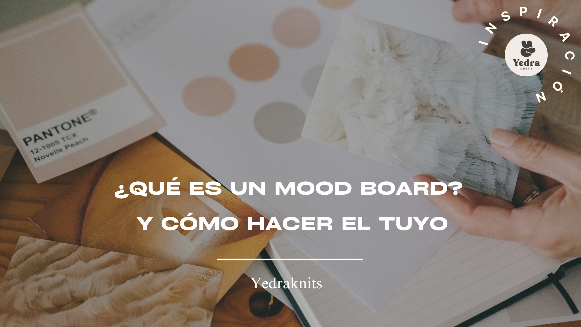 Mujer creando un tablero de inspiración con recortes