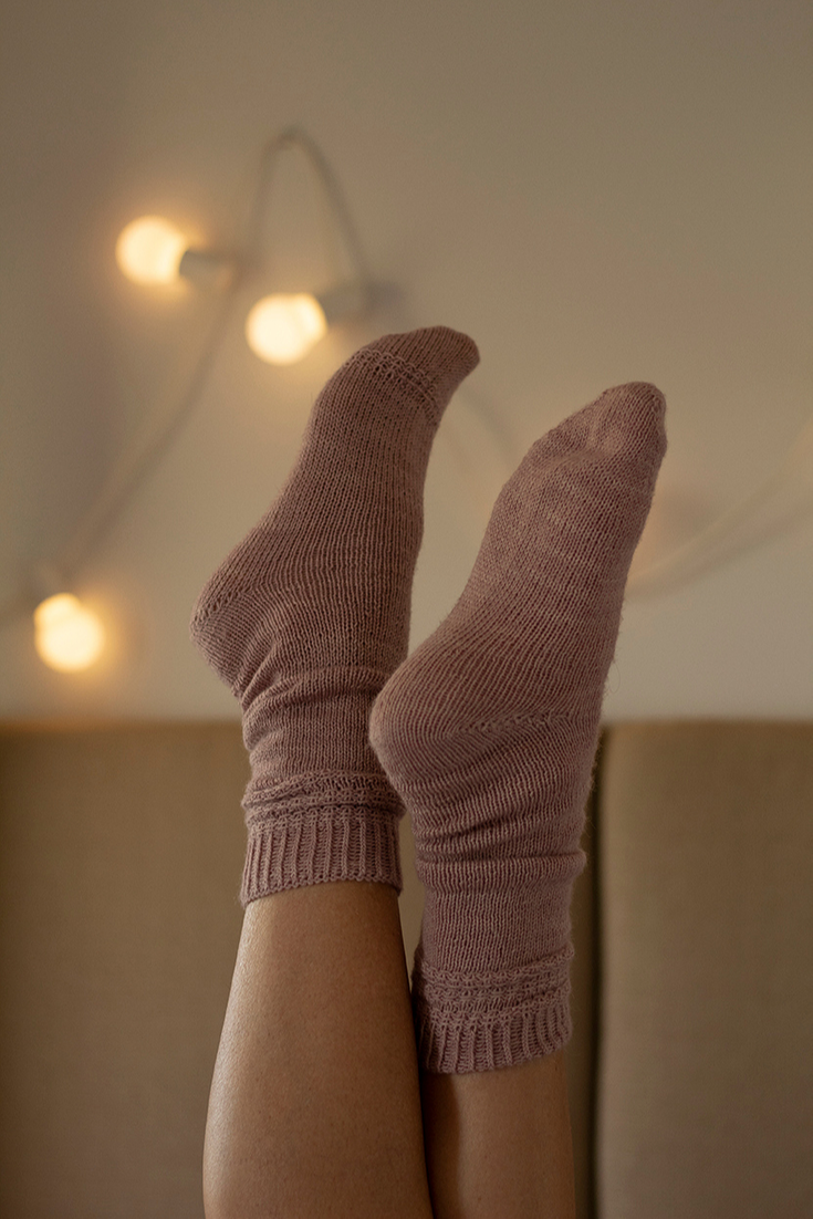 Patrón de calcetines tejidos a mano con lana de Robledal de la Santa