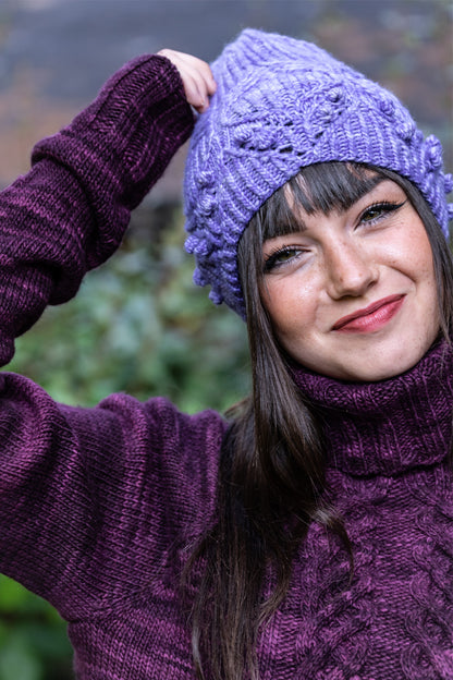 Gorro tejido a dos agujas con motivo de bodoques en lana malabrigo